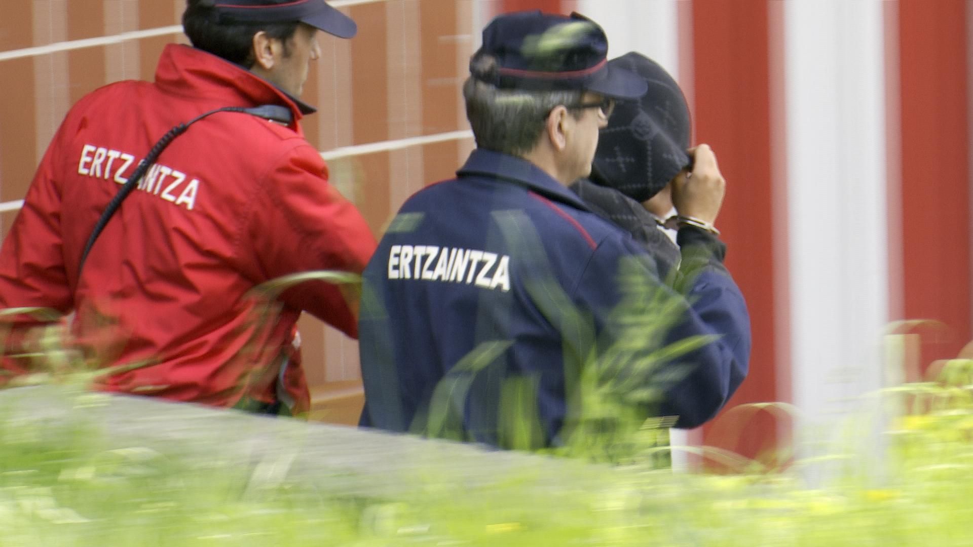 Dos agentes de la Ertzaintza durante la detención de un individuo