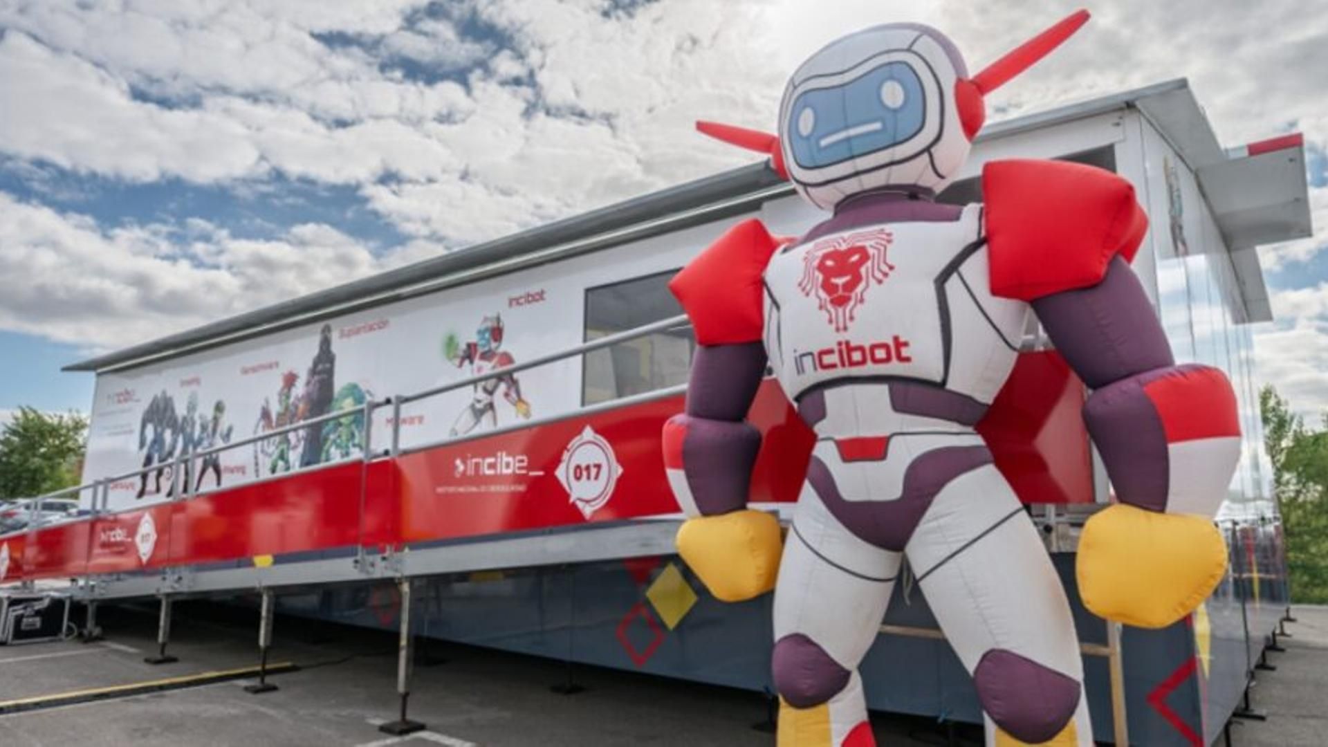 El camión desplegable que capacita sobre ciberseguridad en Barcelona