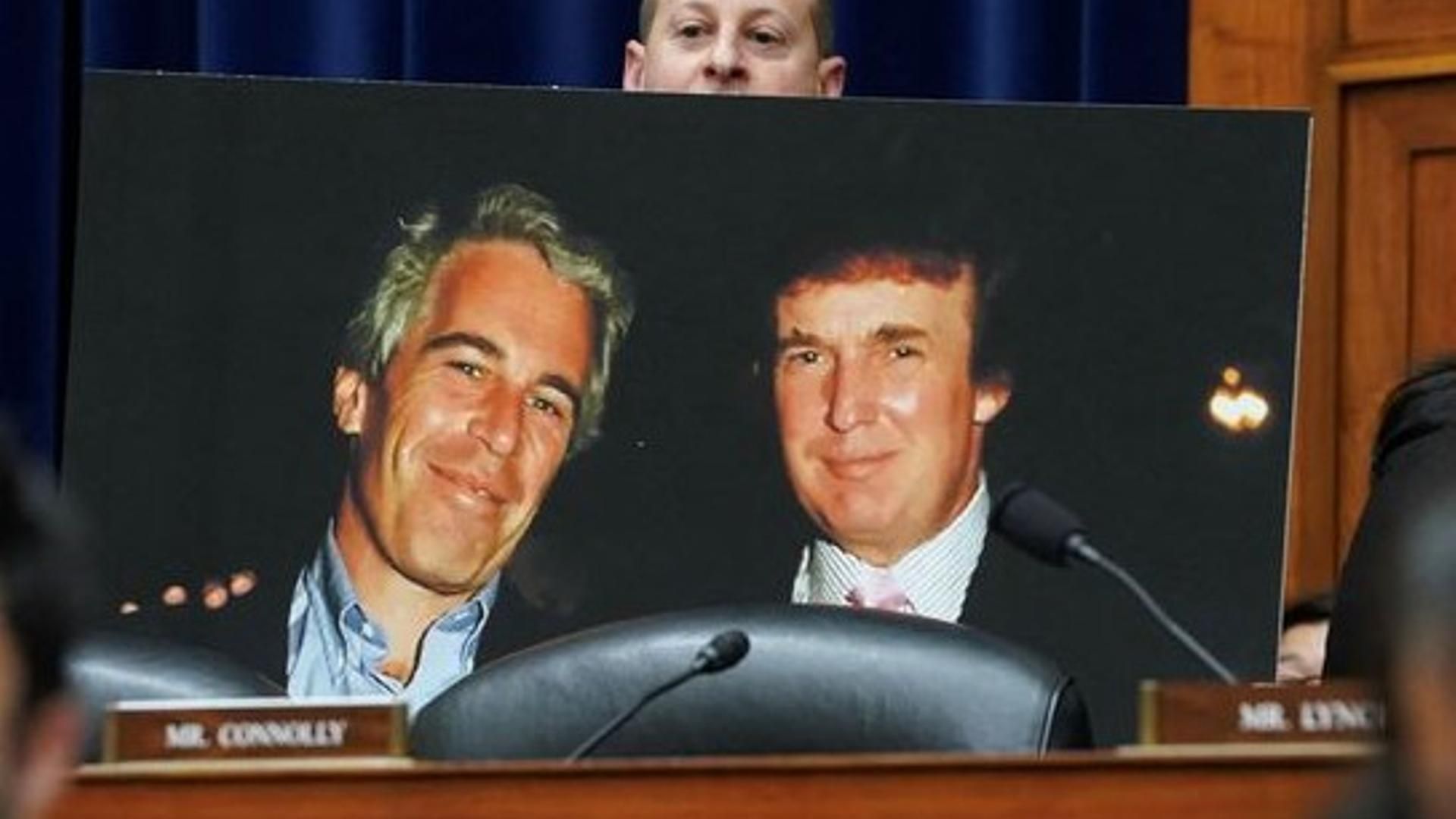 El congresista demócrata Jared Moskowitz muestra una foto de Donald Trump junto a Jeffrey Epstein durante una reunión del Comité de Supervisión de la Cámara en 2024.