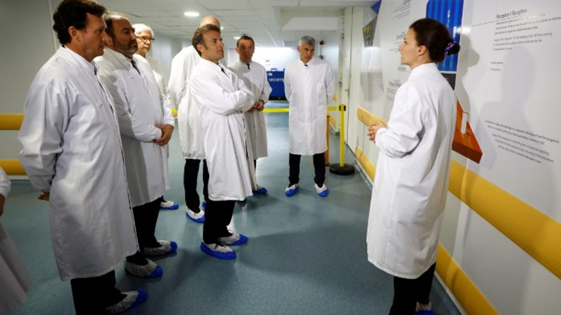 El presidente de Francia, Emmanuel Macron, en una visita a una empresa farmacéutica en Champagne.