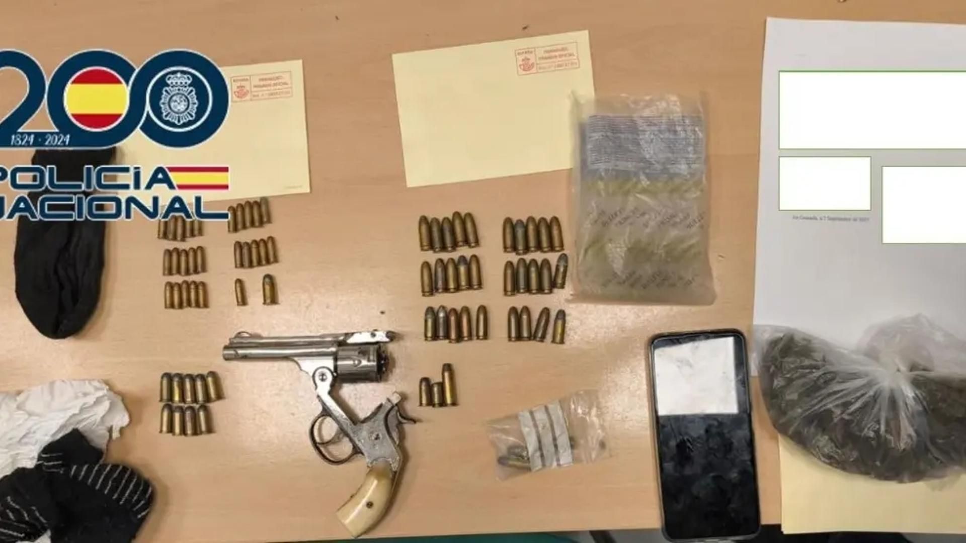 Material intervenido por la Policía al menor en Granada