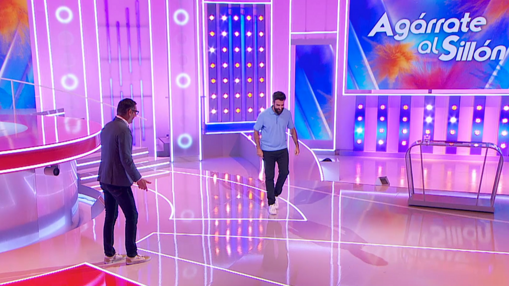 ¡Momentazo! Rafa Castaño imita en directo un mítico baile de Michael Jackson: "Yo hago el moonwalk"