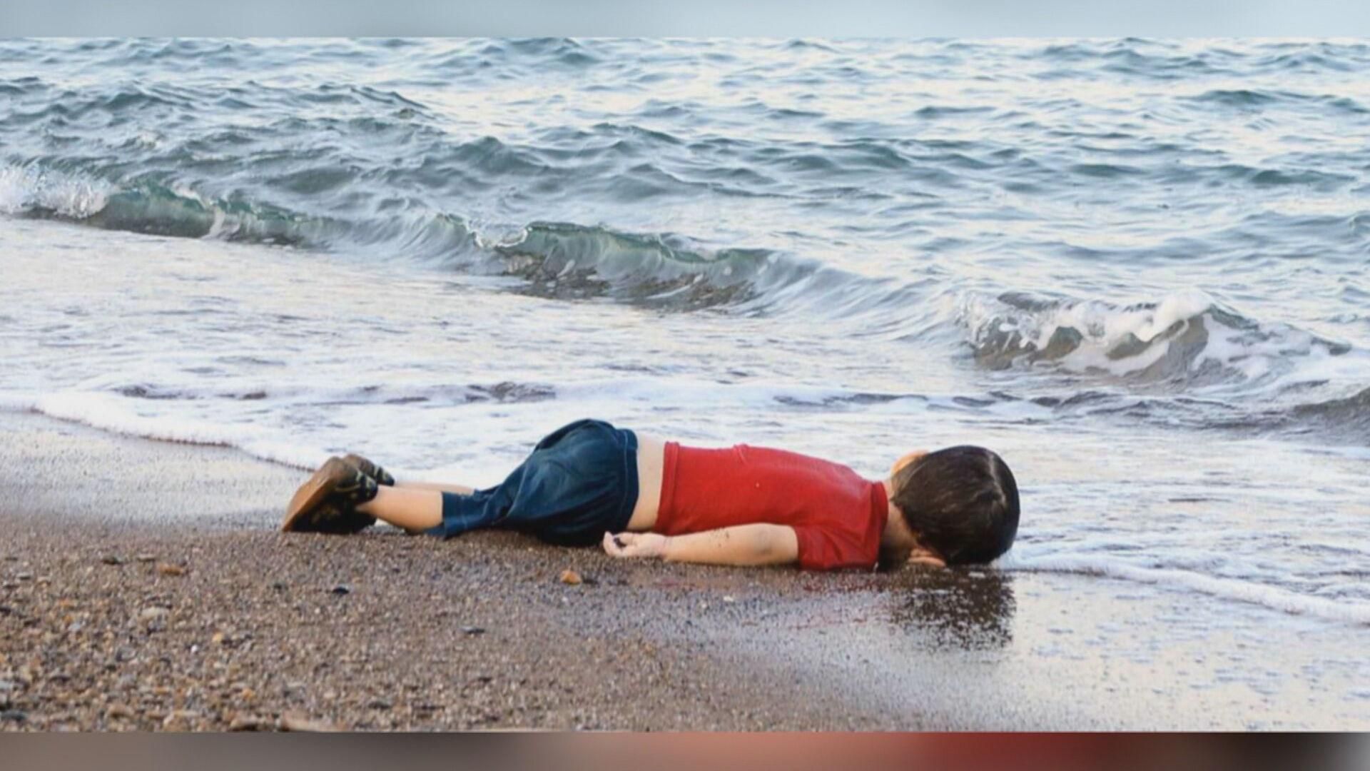 Se cumplen diez años de la icónica foto del pequeño Aylan en una playa turca