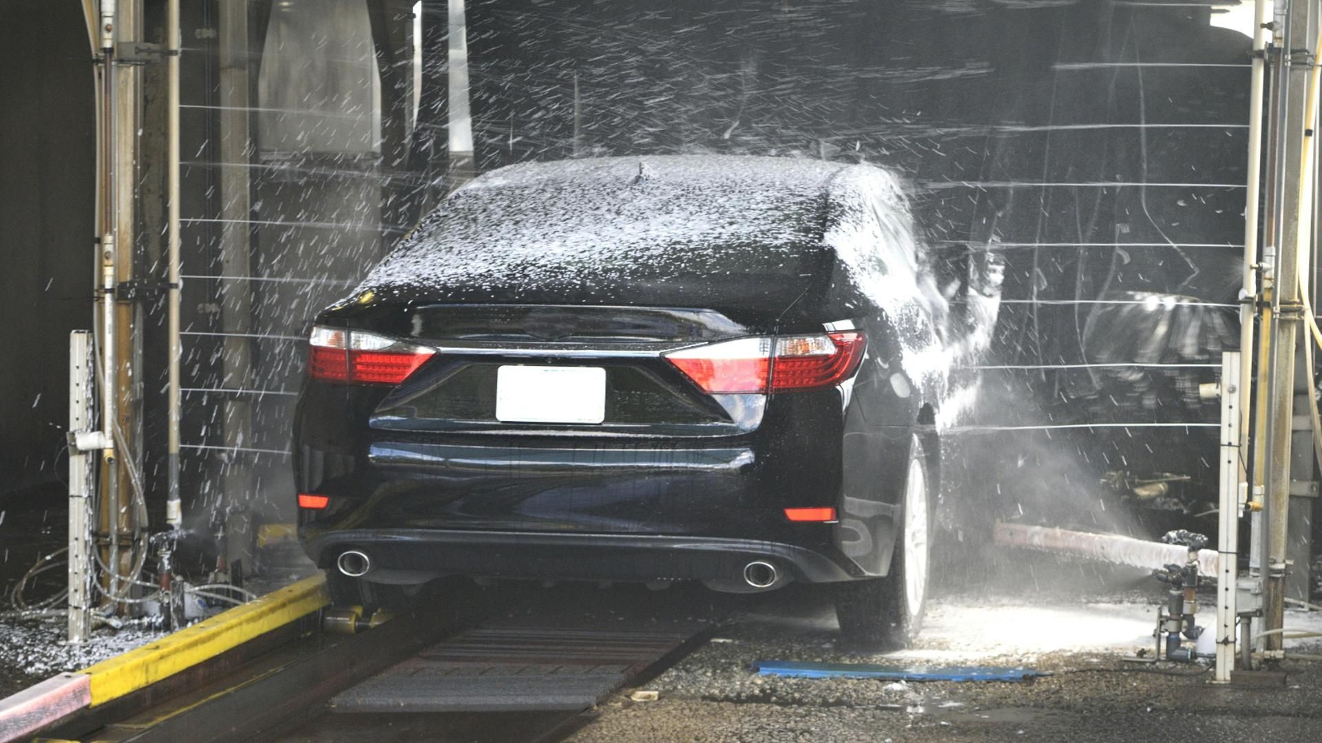 Un coche en un túnel de lavado