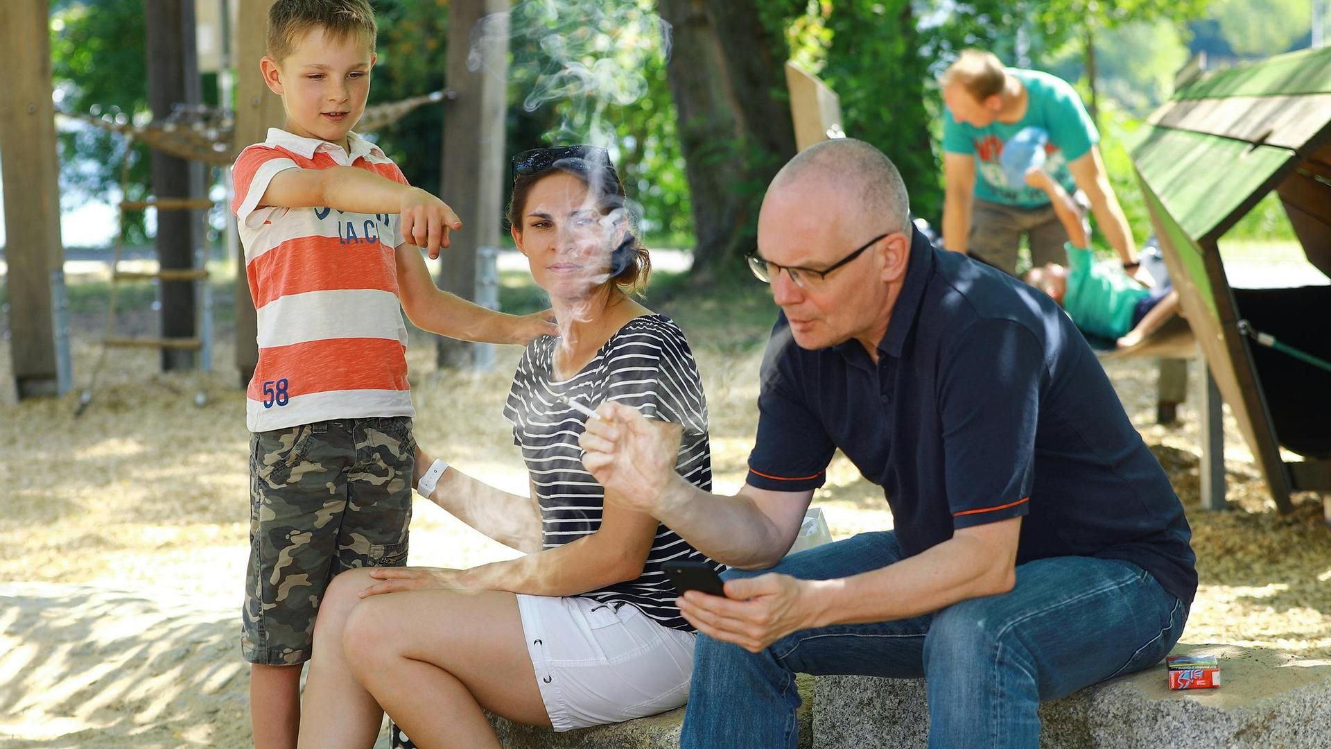 Un padre fuma delante de su hijo