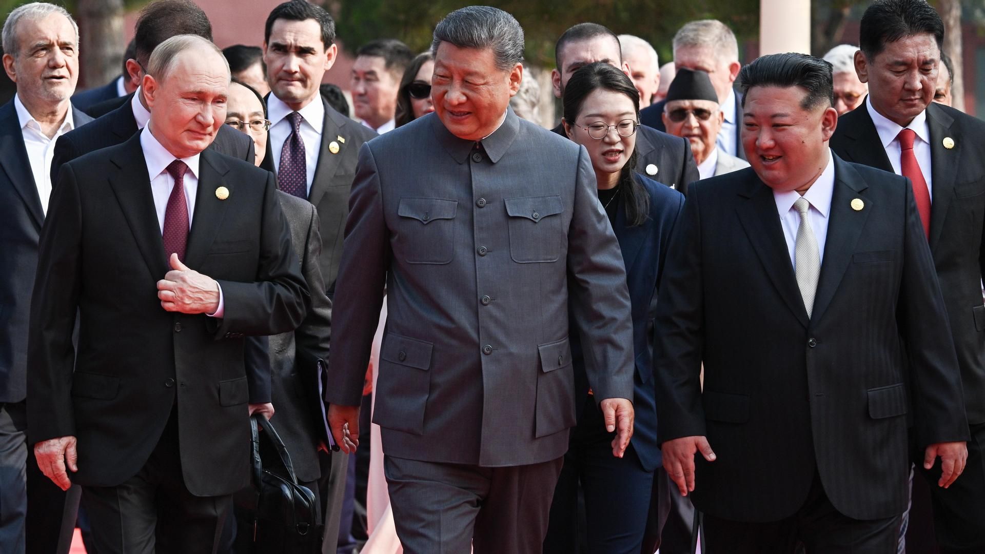 Xi Jingping, flanqueado por Vladímir Putin y Kim Jong-un