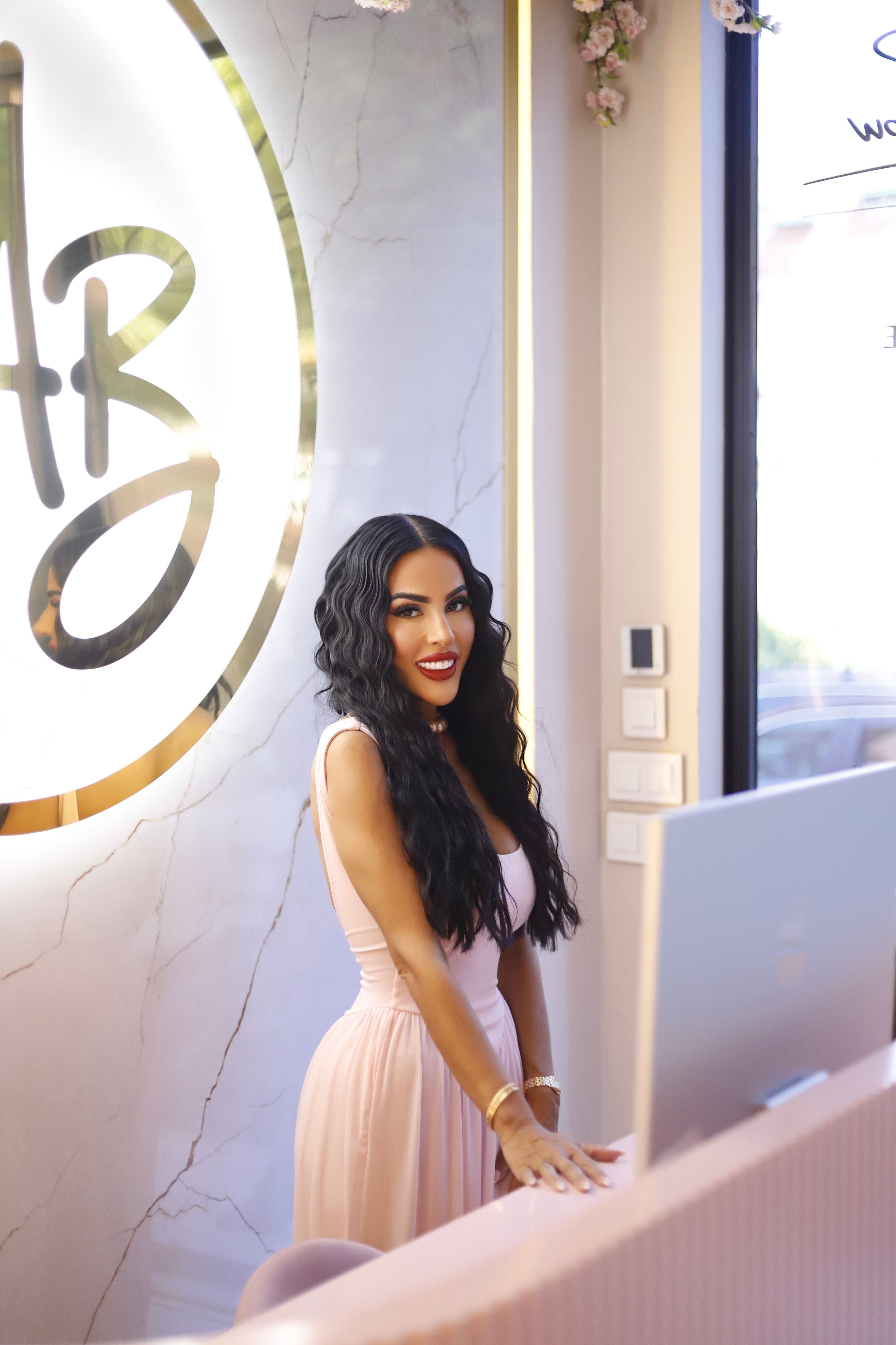 Ana Ollauri, en su centro de cejas a Aluche