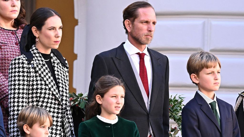 Andrea Casiraghi junto a Tatiana Santo Domingo y sus tres hijos