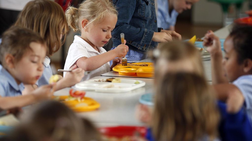 Un millón de niños se queda en verano sin la beca de comedor: un "reto" para las familias con bajos recursos