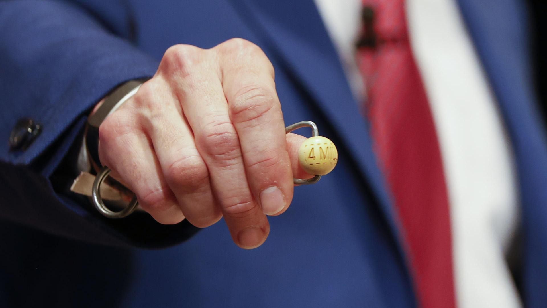 Detalle de una bola del bombo de premios de lotería