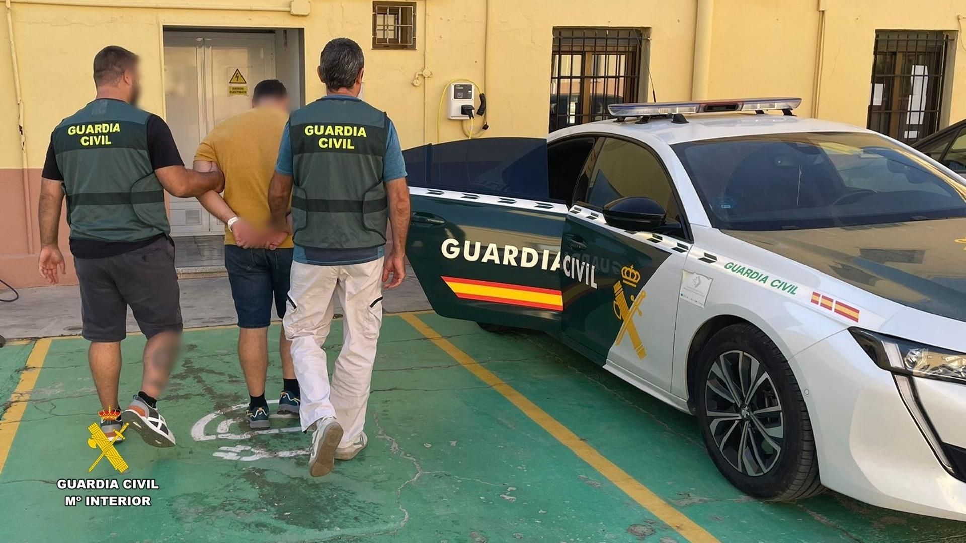 Detienen a un hombre en Roquetas de Mar, Almería, tras ser identificado en las redes sociales por la víctima a la que raptó y robó tres años antes
