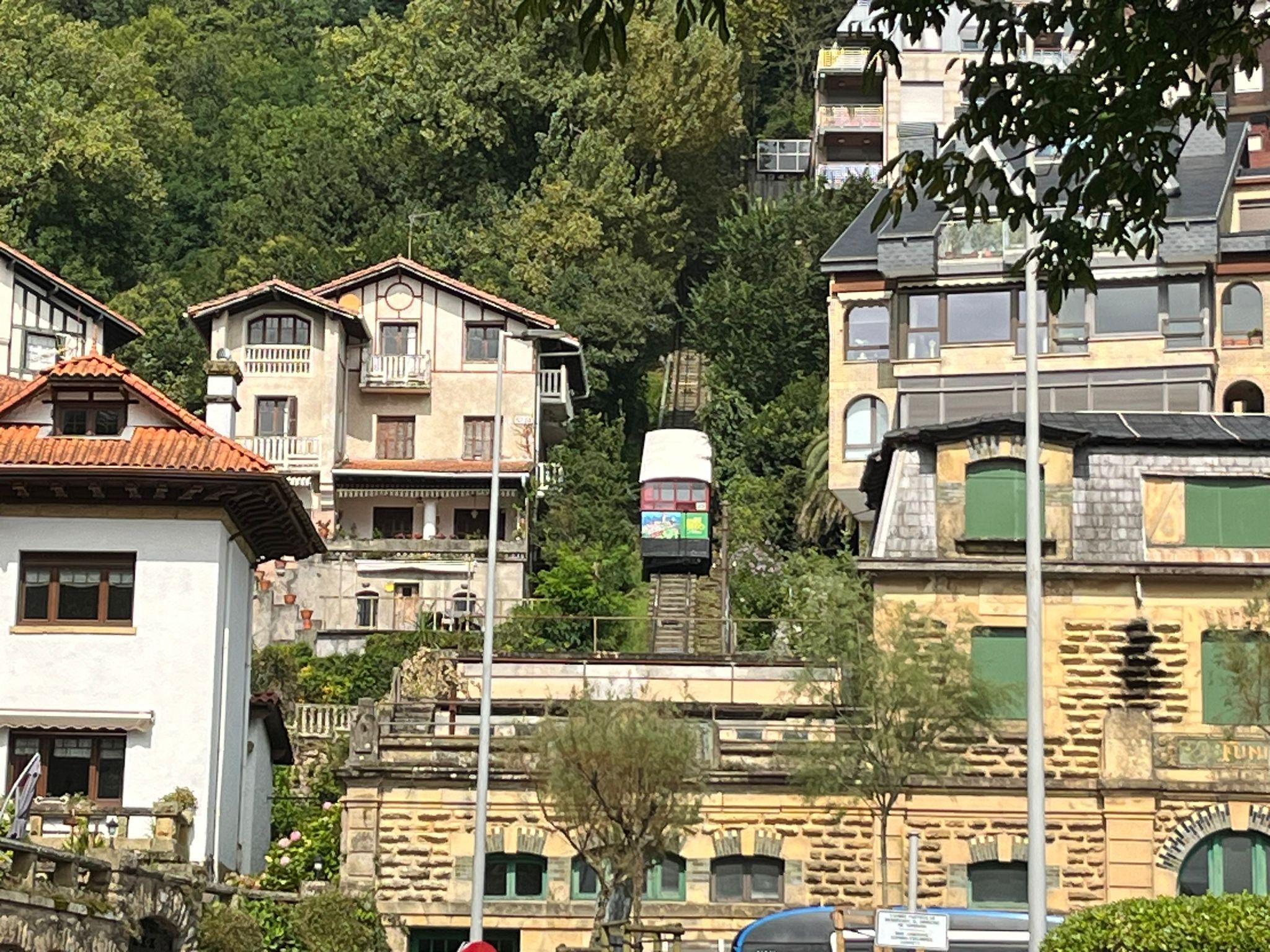 El cercano y también centenario funicular de Igueldo que sigue funcionano en Donostia