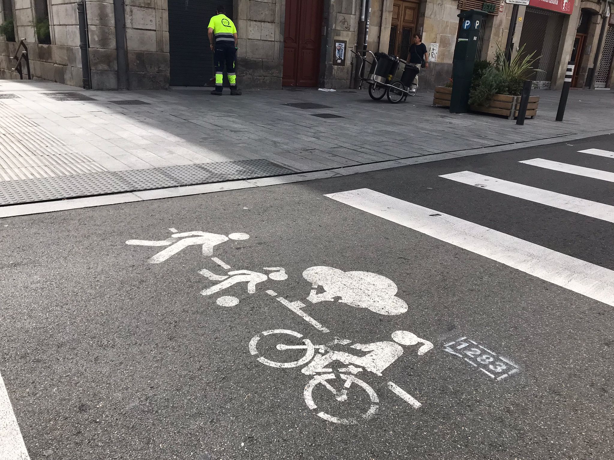 El dibujo aparece estampado en pintura blanca junto a siluetas en pasos de cebra de varias calles