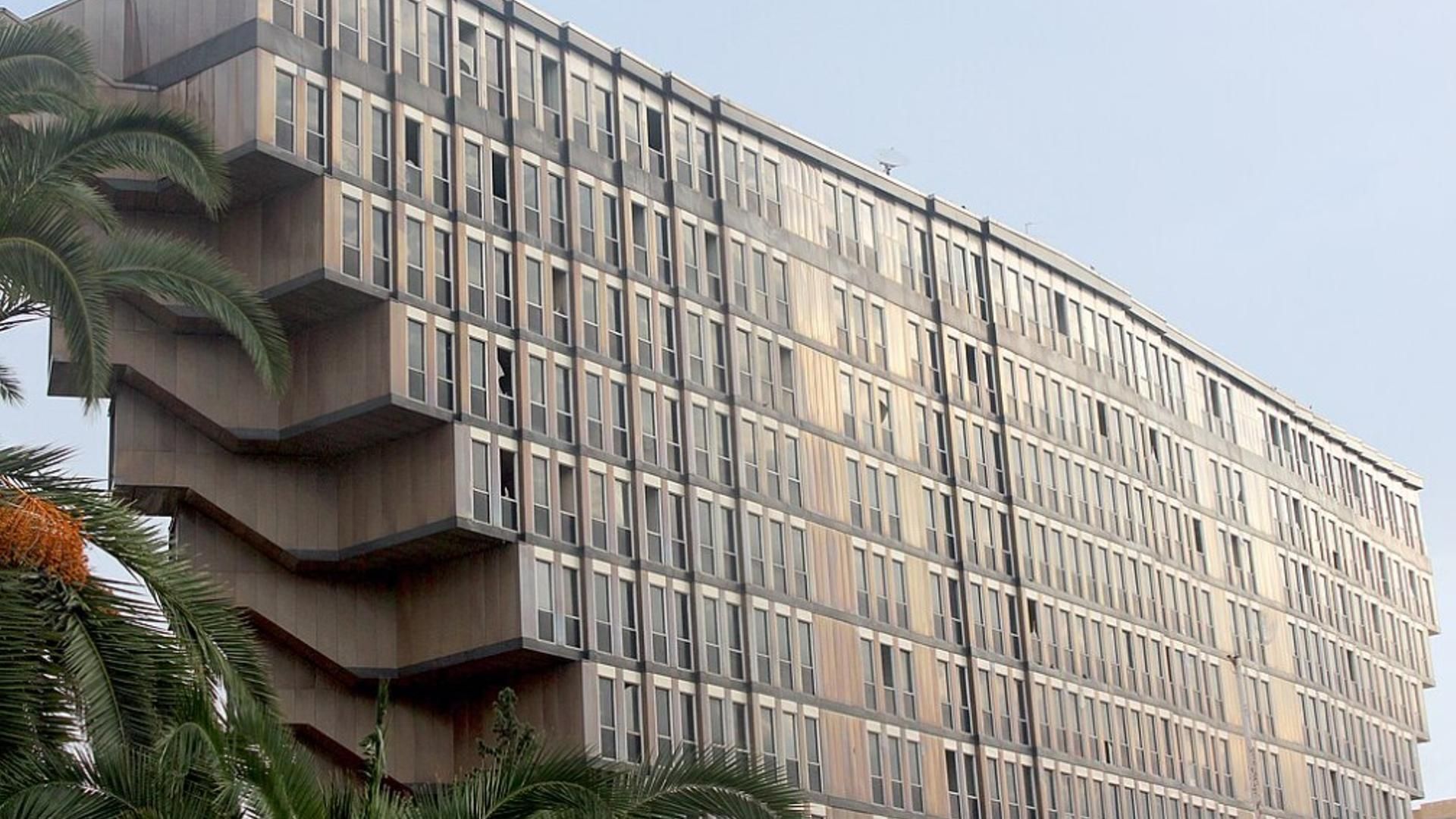 El edificio de 10 plantas fue diseñado por un arquitecto italiano y construido entre 1970 y 1973.