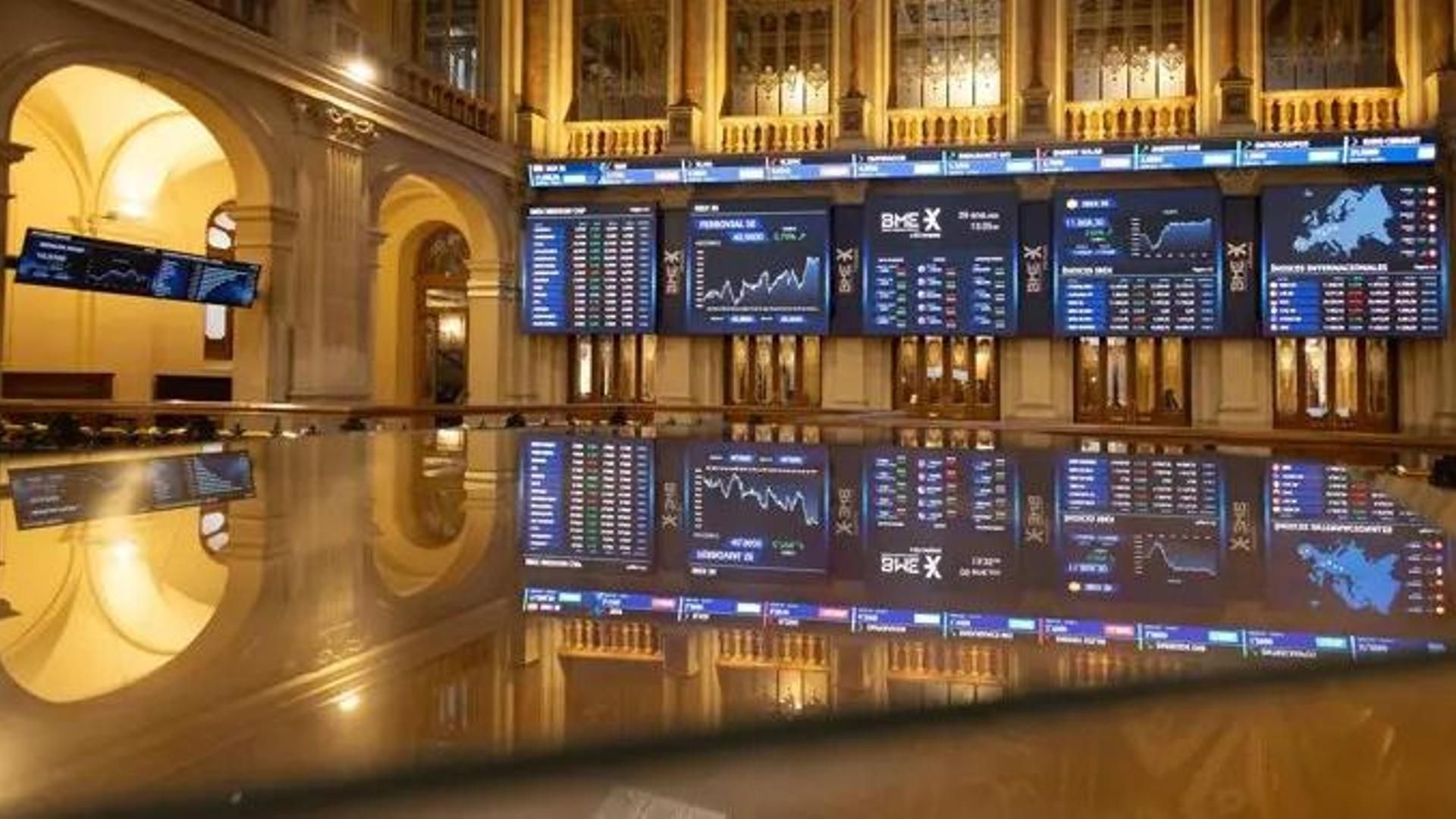 El Ibex 35 mantiene su tendencia al alza y cierra con una subida del 0,8%, recuperando los 14.900 puntos