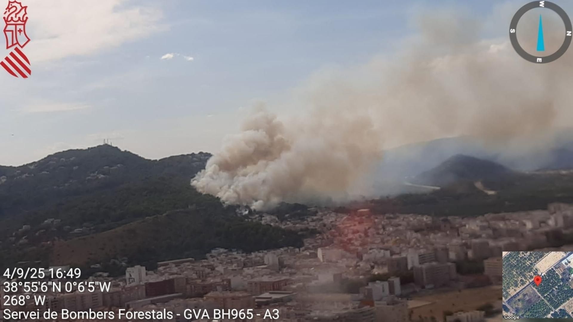 Establecen el nivel uno de alerta en el incendio de vegetación en Oliva, Valencia