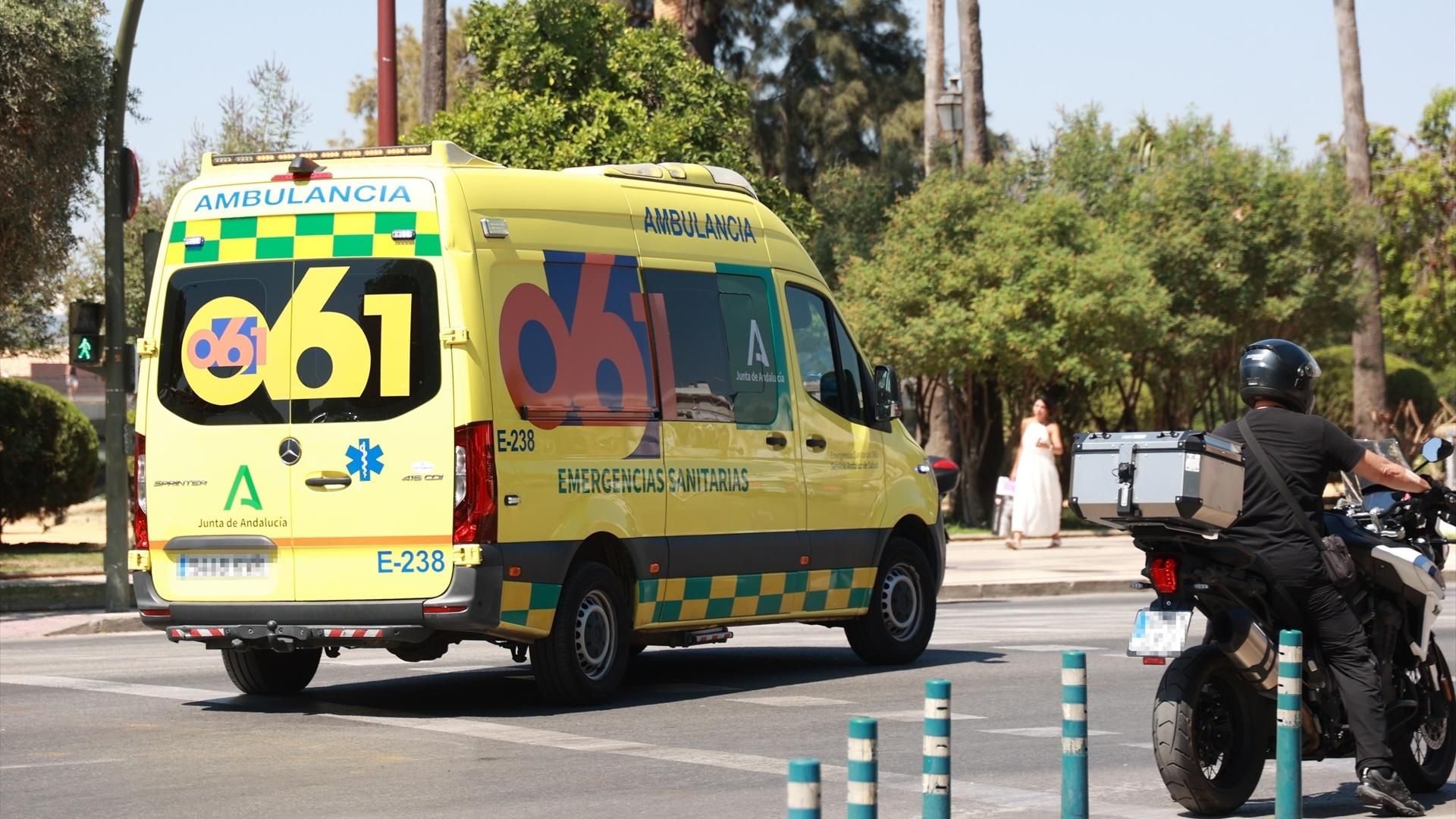 EuropaPress 6208738 ambulancia 061 circula unha calle centro sevilla agosto 2024 sevilla