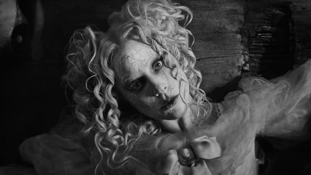 Las impactantes imágenes de Lady Gaga en su último videoclip, dirigido por Tim Burton