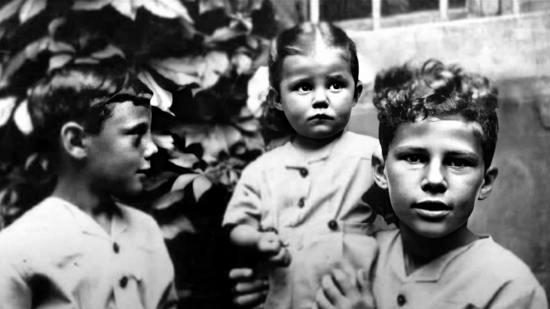Giorgio Armani con su hermana Rosanna y su hermano Sergio