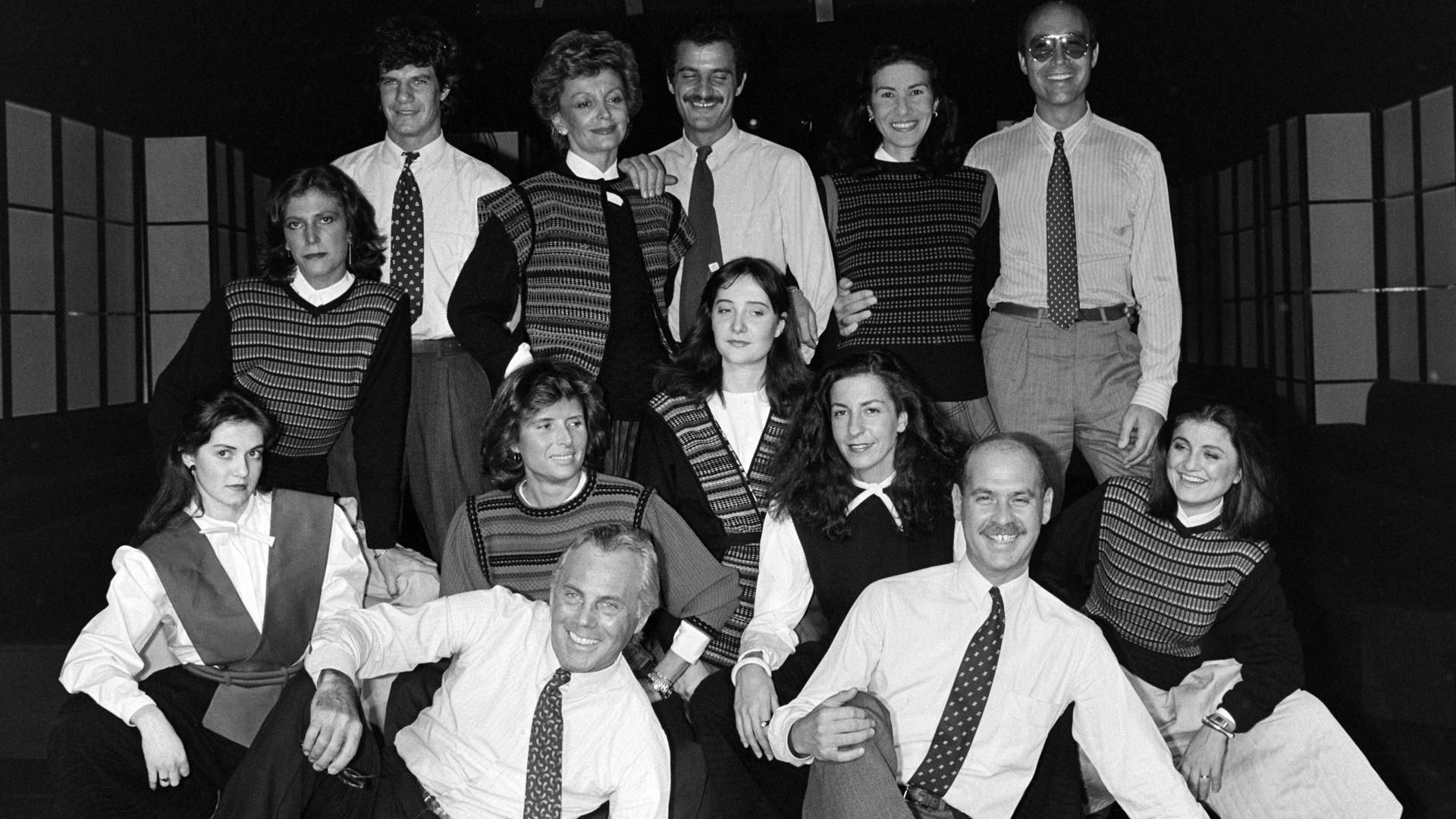 Giorgio Armani y Sergio Galeotti con el equipo de la marca