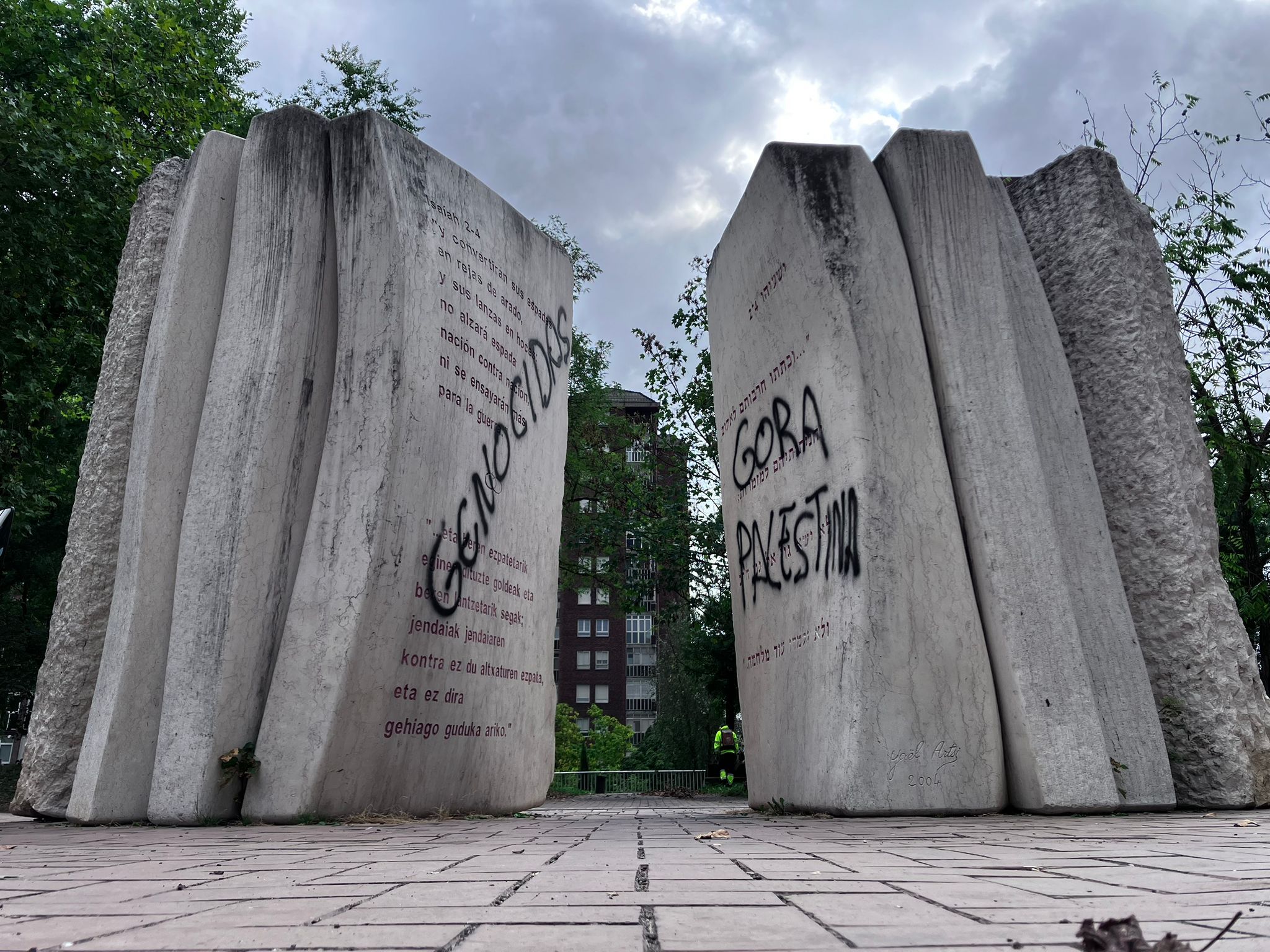 Las pintadas aparecieron sobre la obra de Vitoria este miércoles