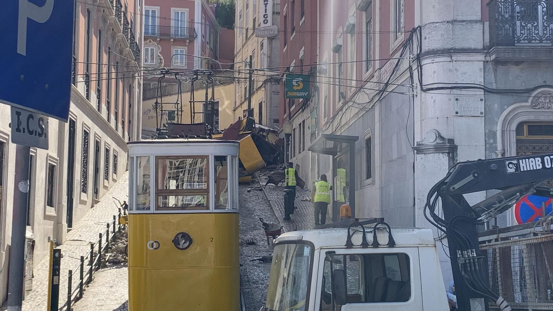 Operarios trabajan con taladros y martillos en el funicular accidentado en Lisboa