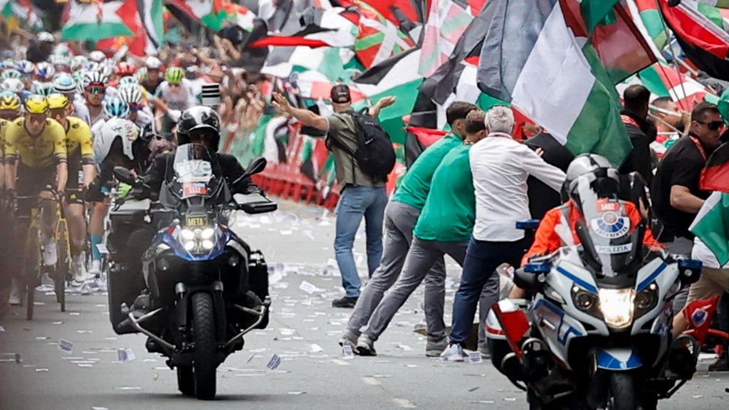 Una protesta contra la guerra de Israel en Gaza paraliza la Vuelta a España en Bilbao: tres detenidos ya han quedado en libertad