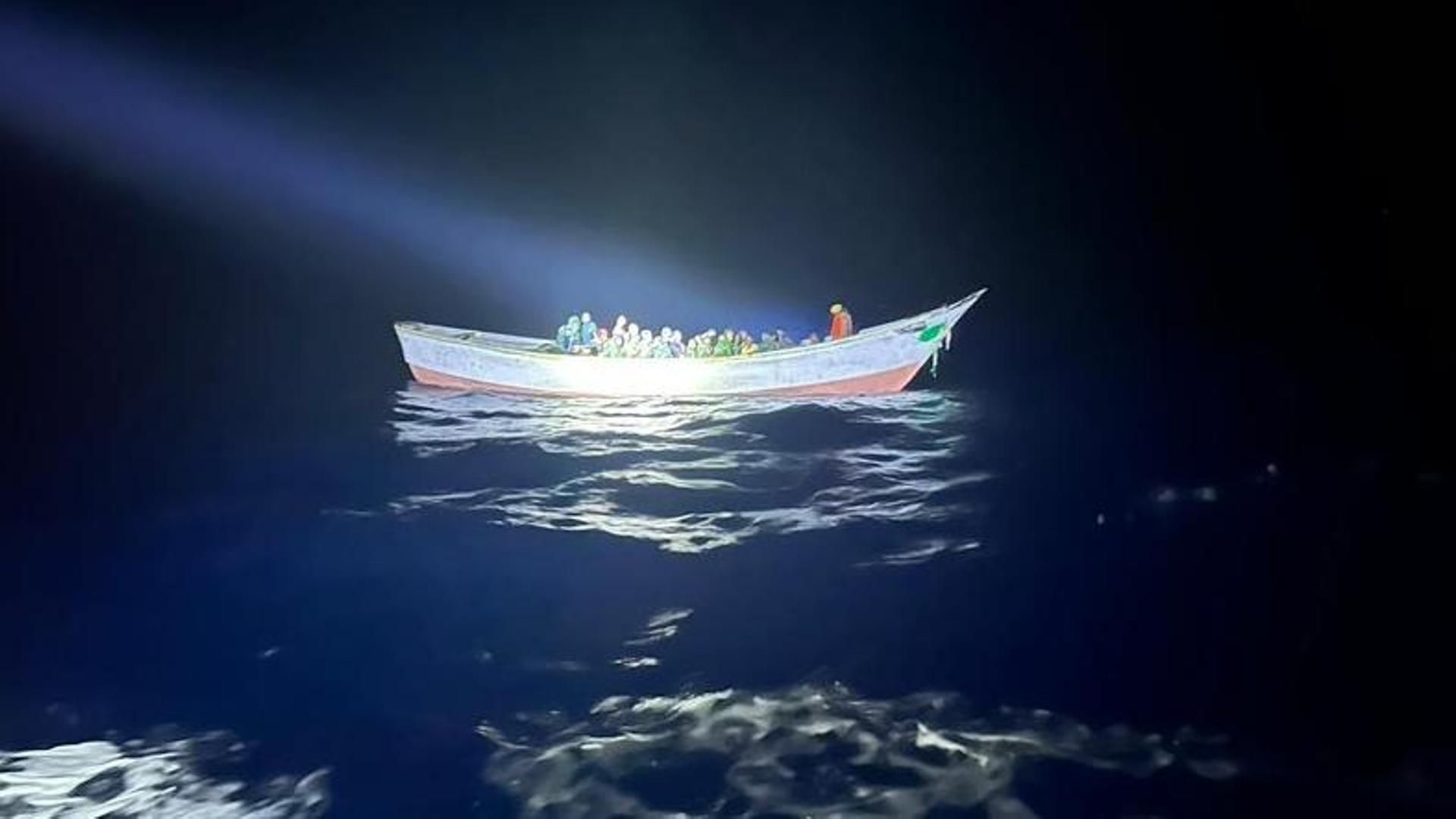 A prisión los 17 ocupantes de un cayuco en el que se arrojó a personas vivas por la borda