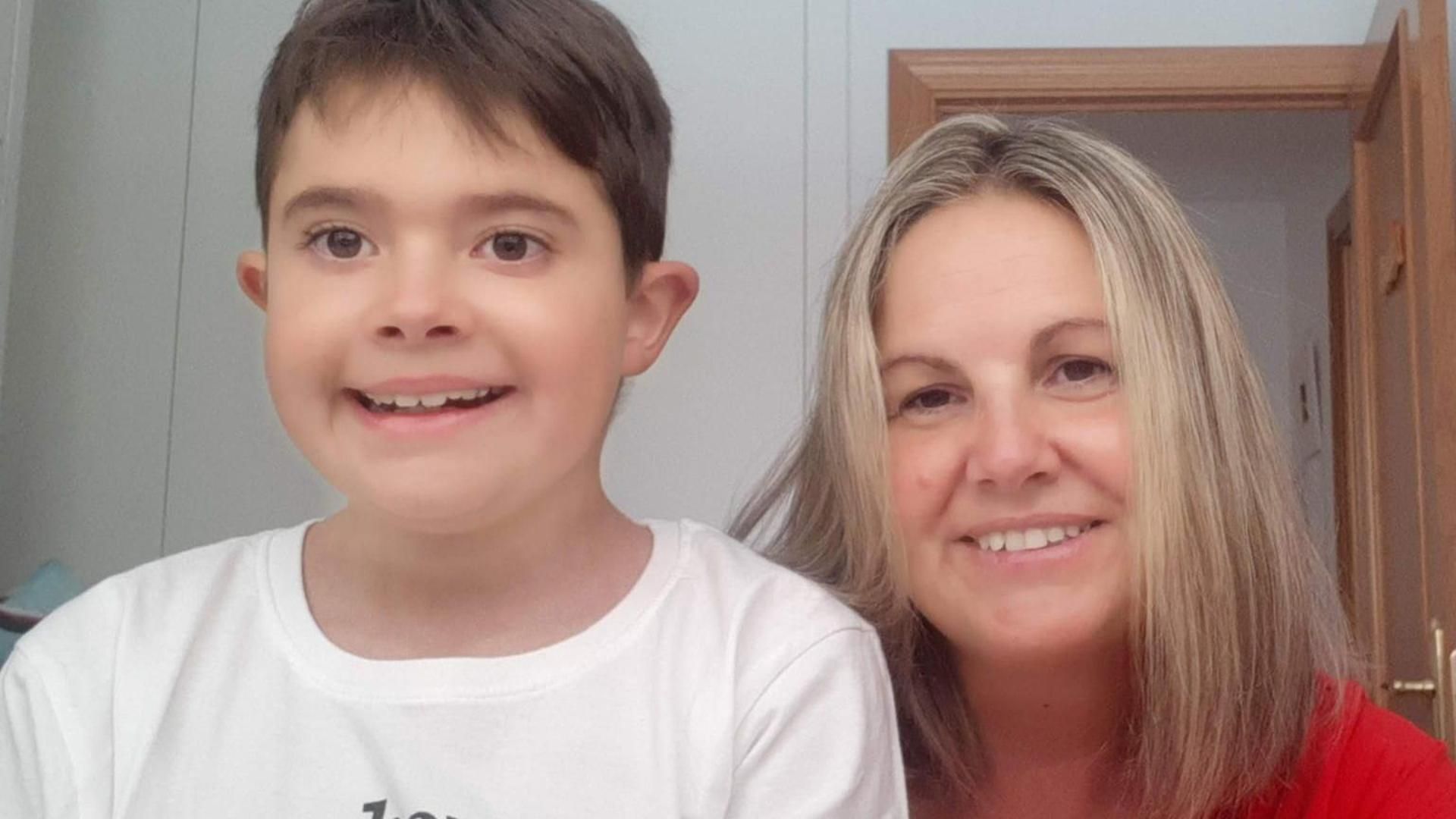 Alonso, diagnosticado con distrofia muscular de Duchenne, y su madre, Silvia Ávila