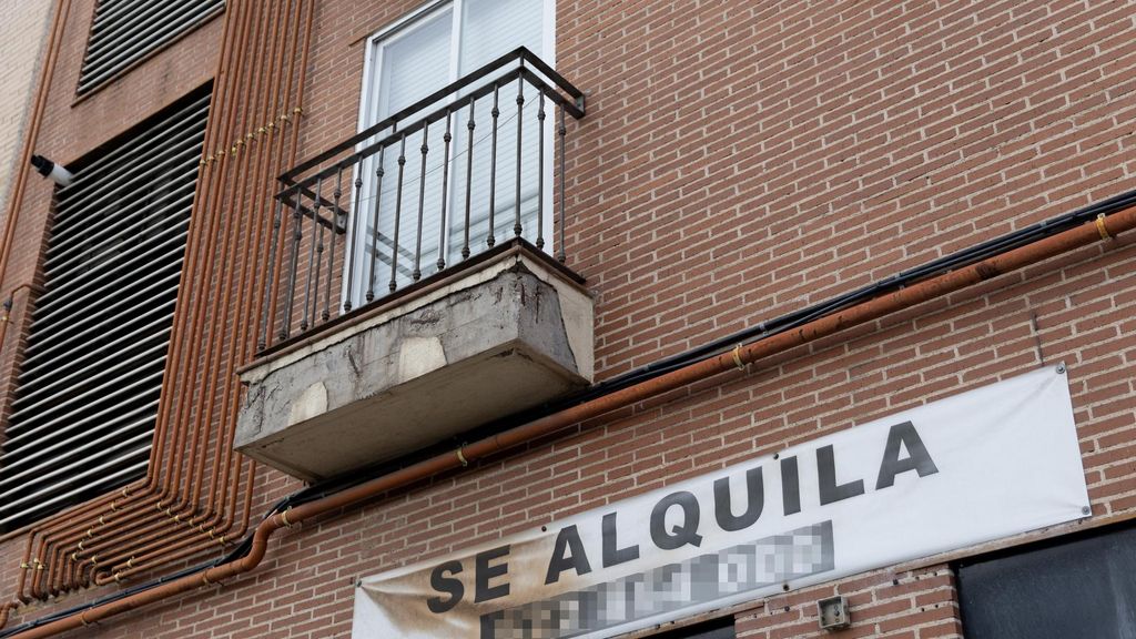 Cartel de alquiler en la fachada de una vivienda de Madrid