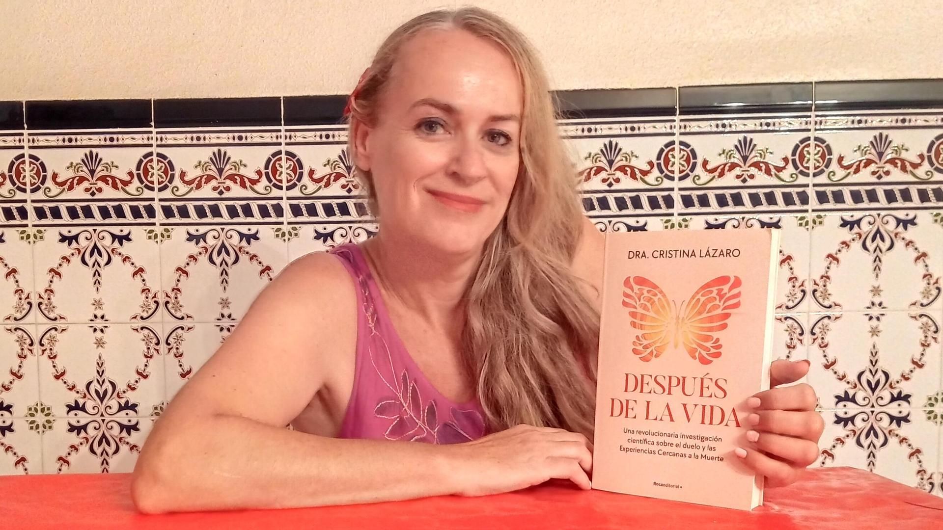 Cristina Lázaro posa con su libro, 'Después de la vida'