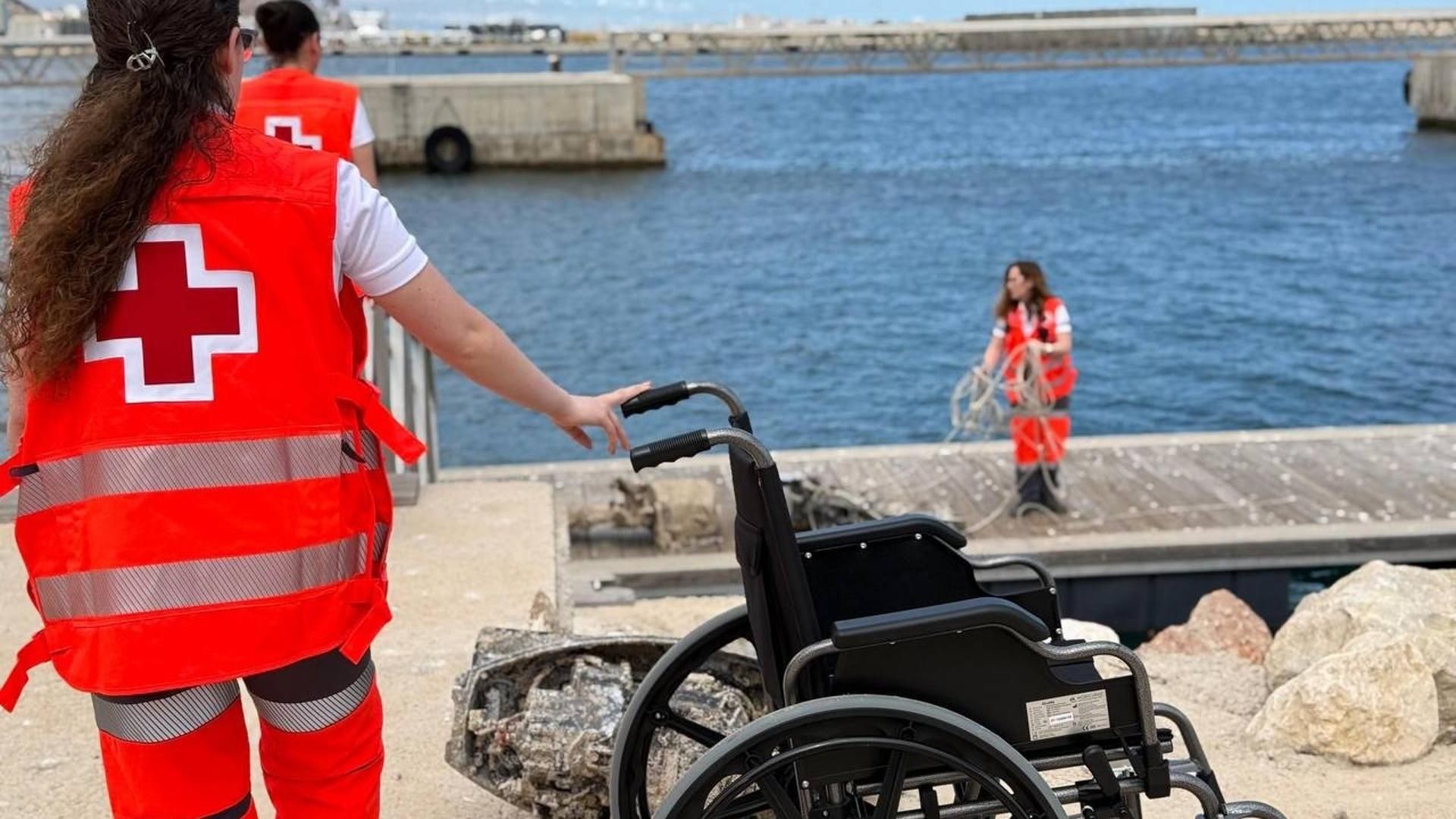 Cruz Roja atiende migrantes llegados patera