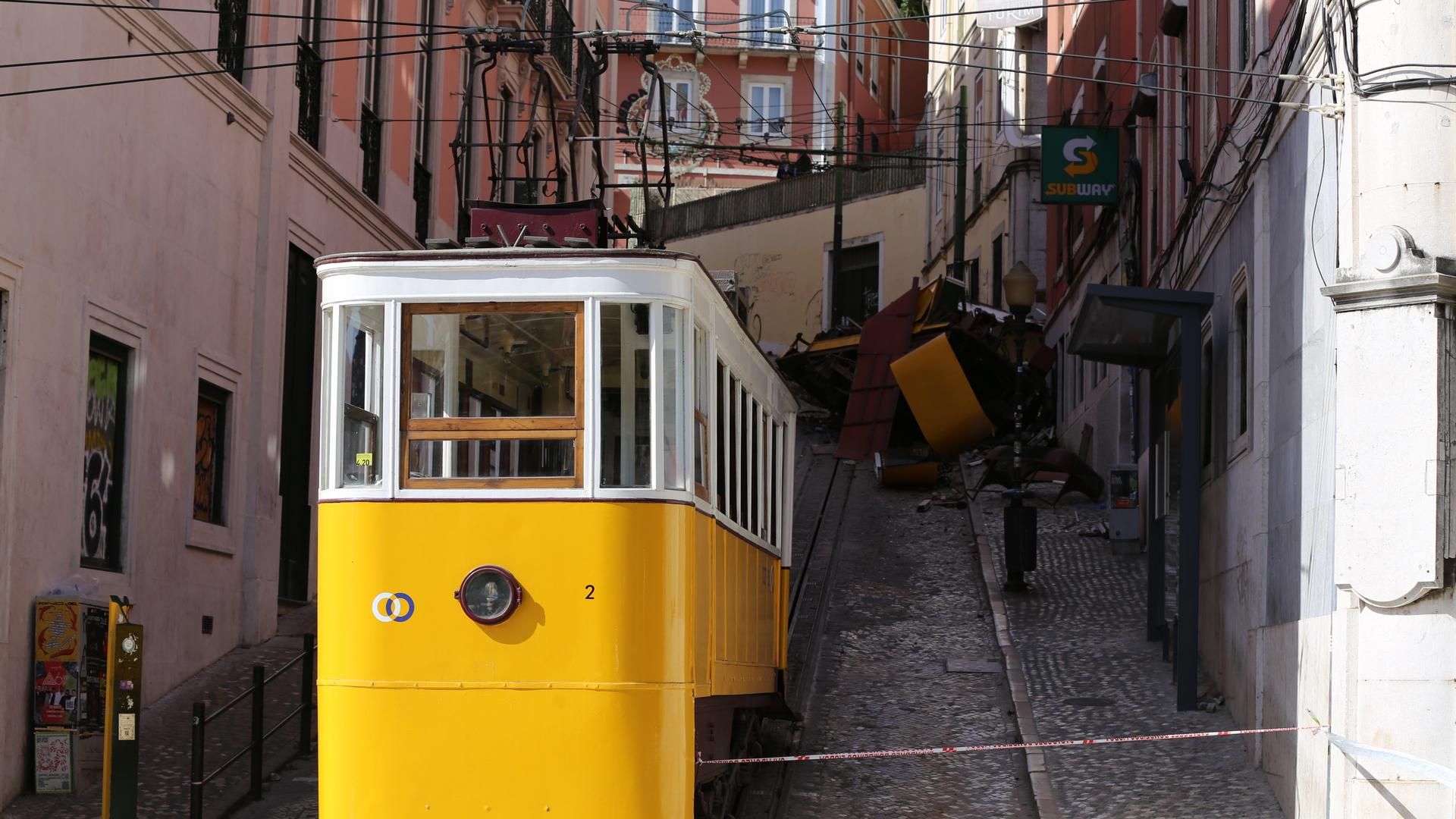 El momento del descarrilamiento mortal del funicular de Gloria de Lisboa, grabado por una turista desde el otro vagón