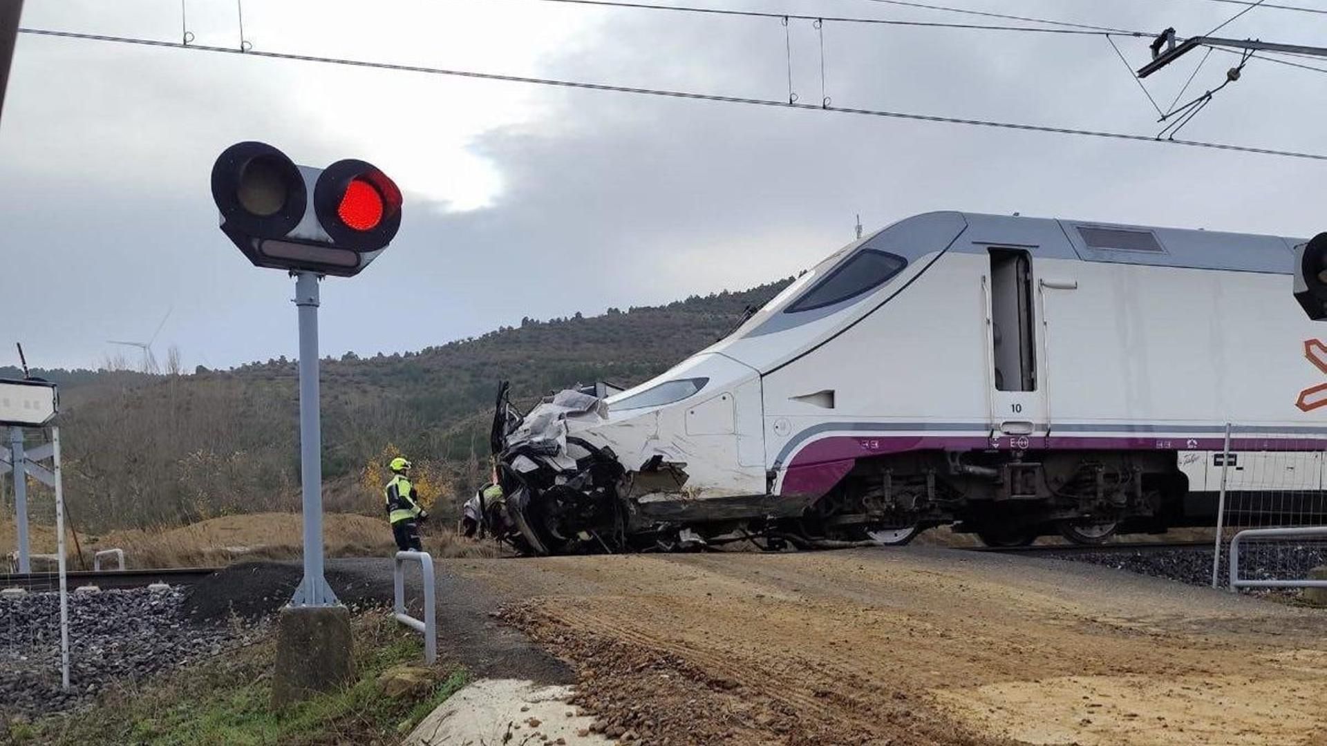 EuropaPress 6367122 colision turismo tren paso nivel husillos palencia
