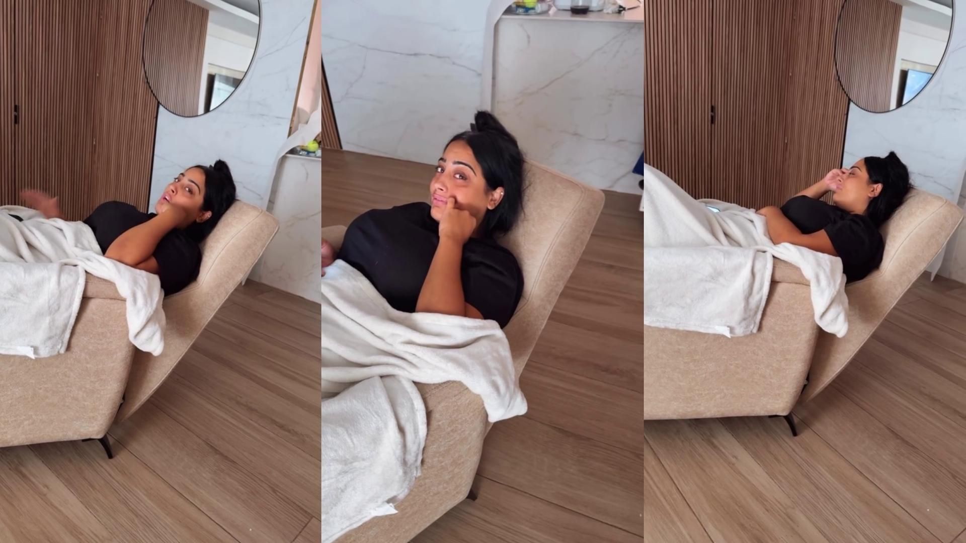 La hermana de Noemí Salazar, en un sillón tras su último paso por el hospital