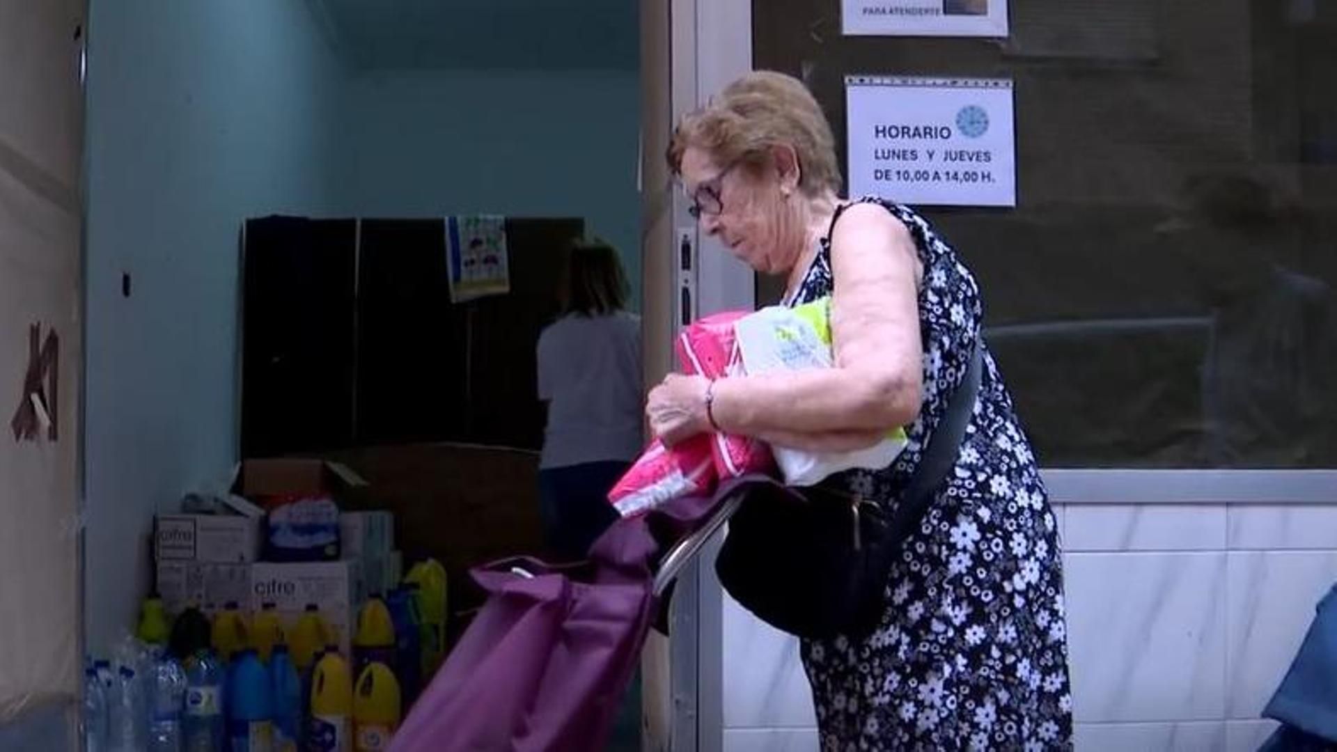 Las ONG siguen repartiendo alimentos 10 meses después de la DANA ante la demora de las ayudas a la reconstrucción