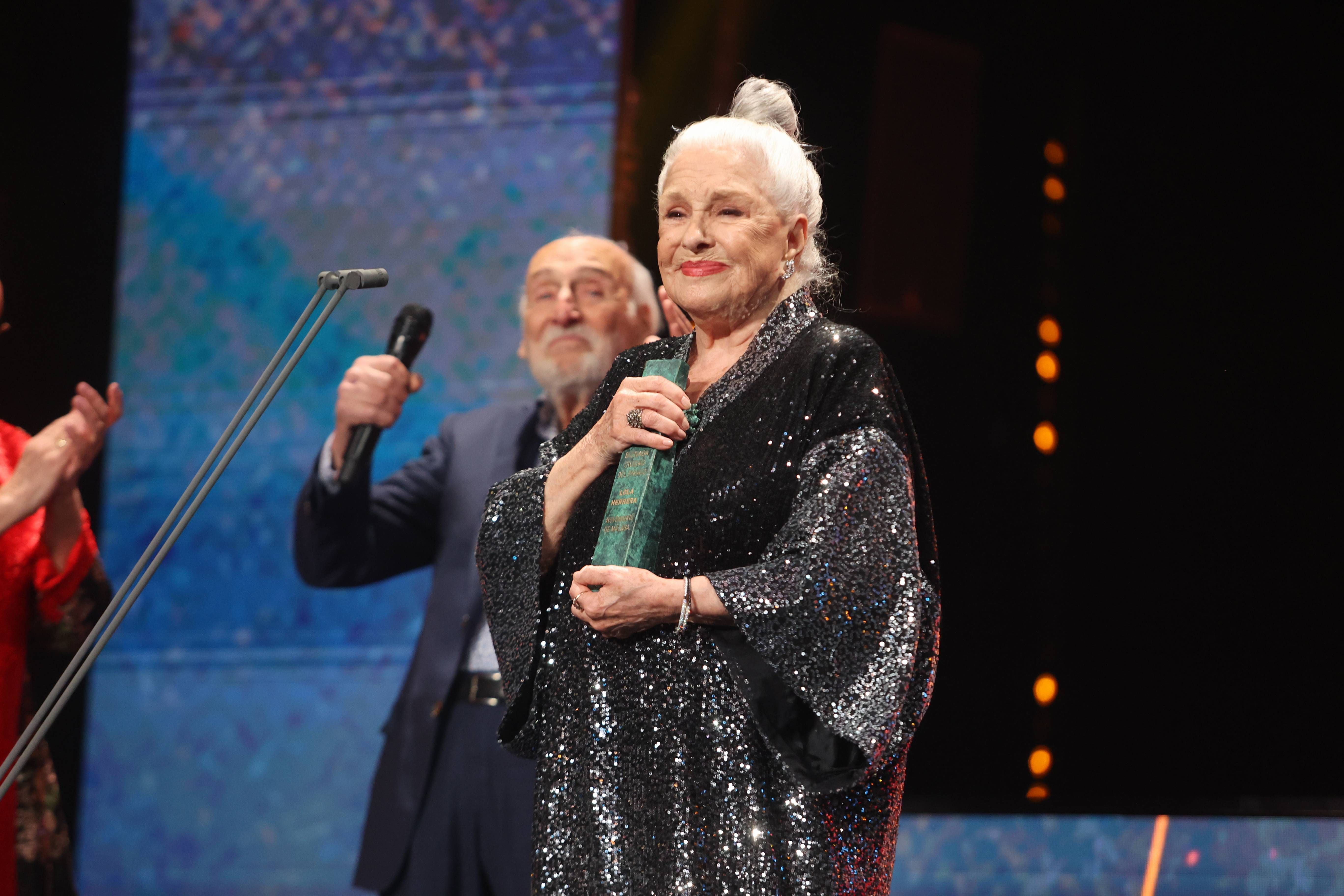 Lola Herrera recibiendo un premio
