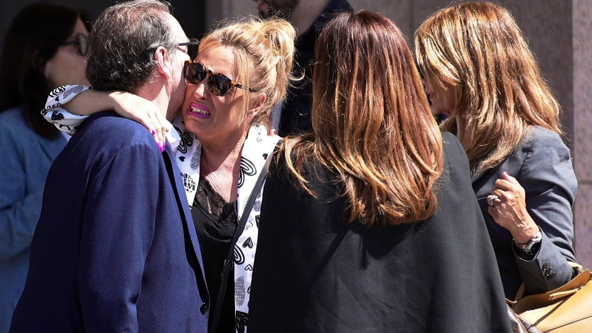 Lydia Lozano, rodeada de sus amigos tras la muerte de su madre