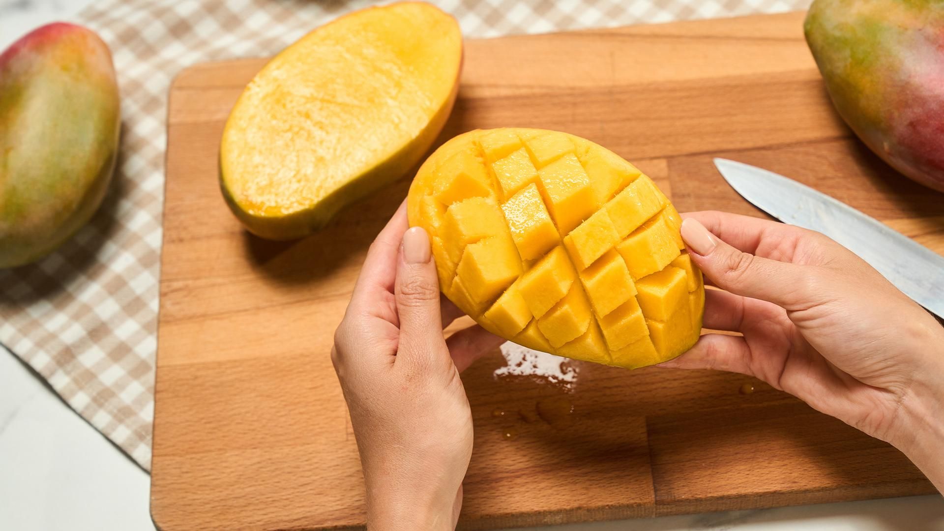 Mango cortado en forma de erizo