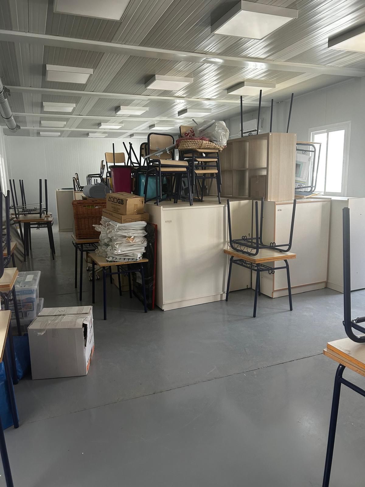 Material acumulado en un aula prefabricada