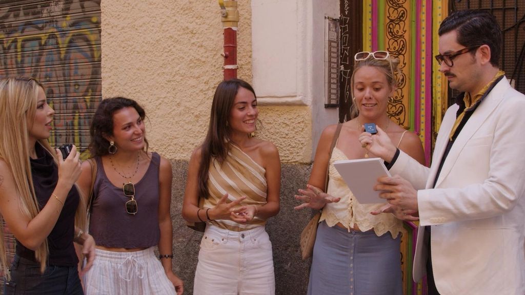 Oriana Marzoli y Sebastián Gallego salen a la calle para mostrar a los primeros solteros de 'El loco amor'