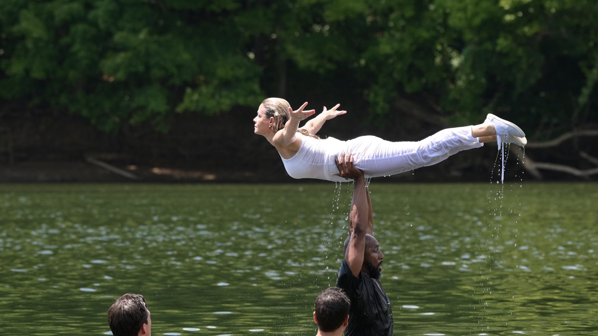 Recreando una escena de Dirty Dancing