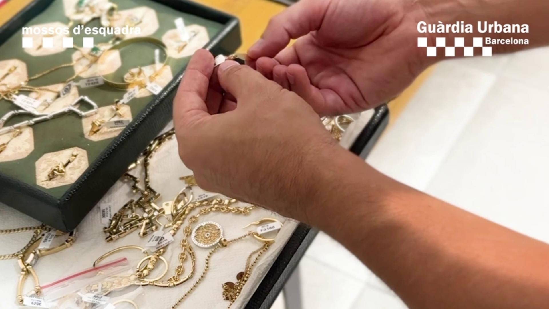 Recuperan 60 joyas y 4 kilos de oro valorados en 600.000 euros en tiendas de compraventa en Barcelona