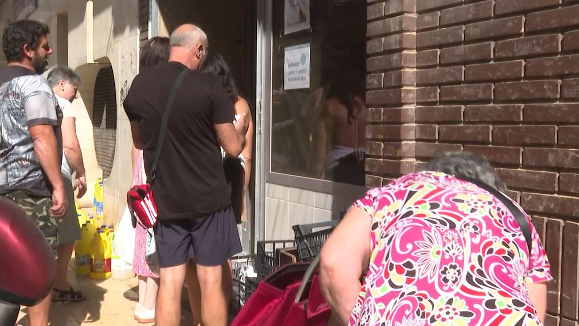 Reparto de comida en Catarroja