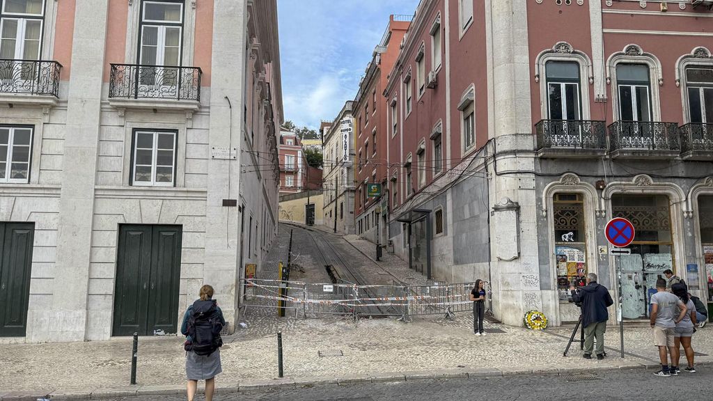 Retirado completamente el funicular de Gloria del lugar del accidente en Lisboa