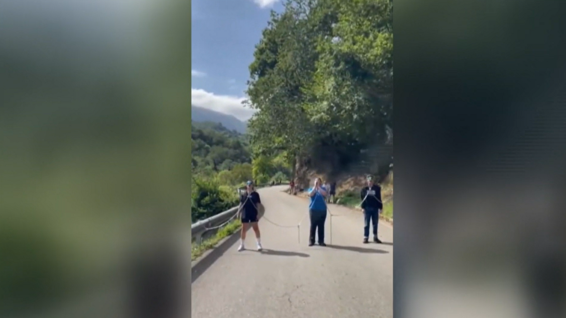 Tensión en otra etapa de la vuelta ciclista a España: varios manifestantes se encadenan al quitamiedos en Angliru Tensión en otra etapa de la vuelta ciclista a España: varios manifestantes se encadenan al quitamiedos en Angliru