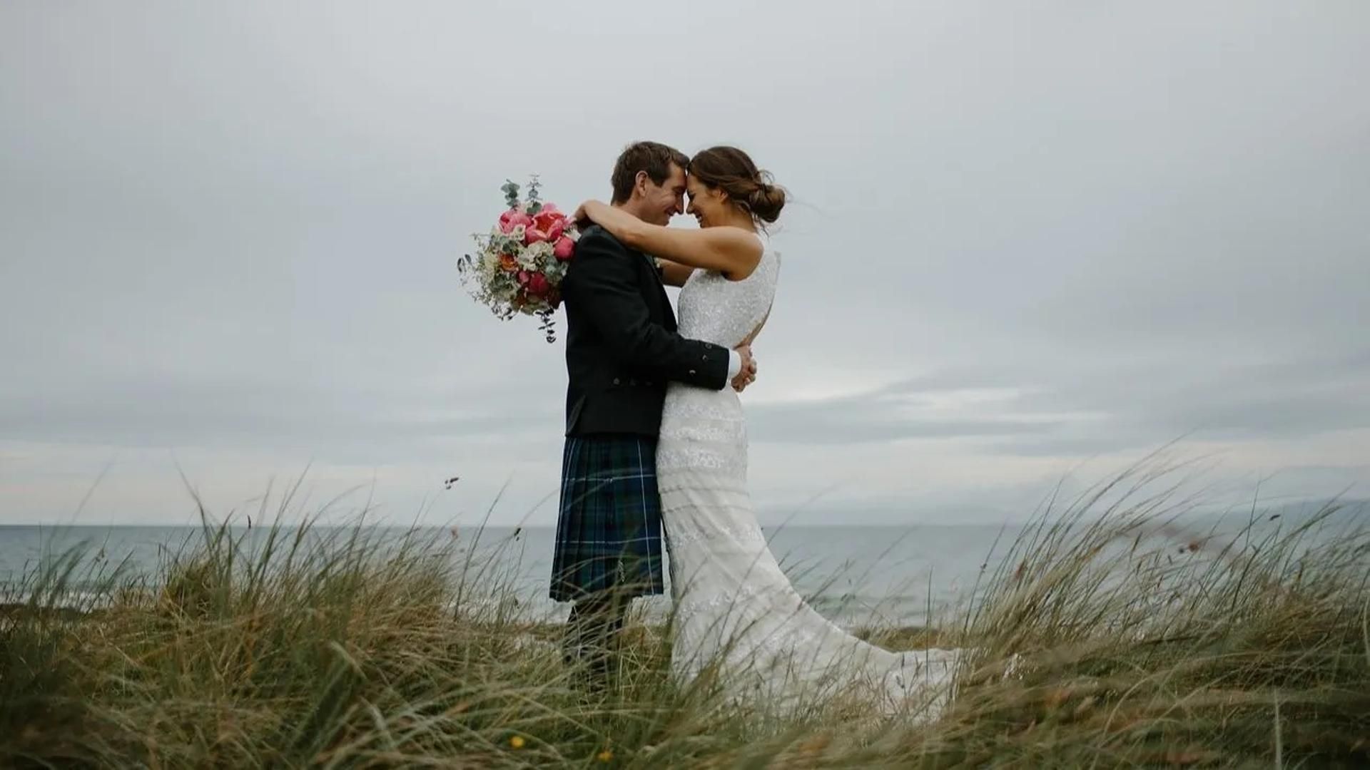 Una pareja de recién casados Una pareja de recién casados