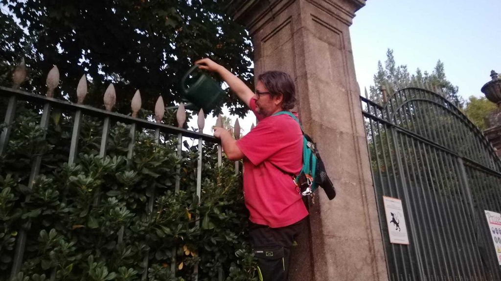 Vecinos de Ourense riegan el Jardín del Posío porque aseguran que nadie lo hace
