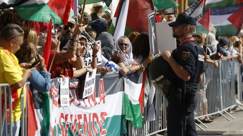 Cacerolada en Cantabria contra Israel en La Vuelta: cientos de banderas palestinas acompañan la salida de los ciclistas en Cabezón de Sal