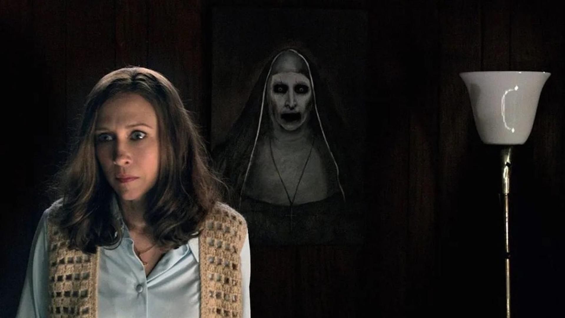 Vera Farmiga y la monja demoníaca, en una de las cintas de la saga